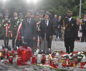 77. rocznica Powstania Warszawskiego. Wanda Traczyk Stawska przy pomniku Poległym Niepokonanym.
