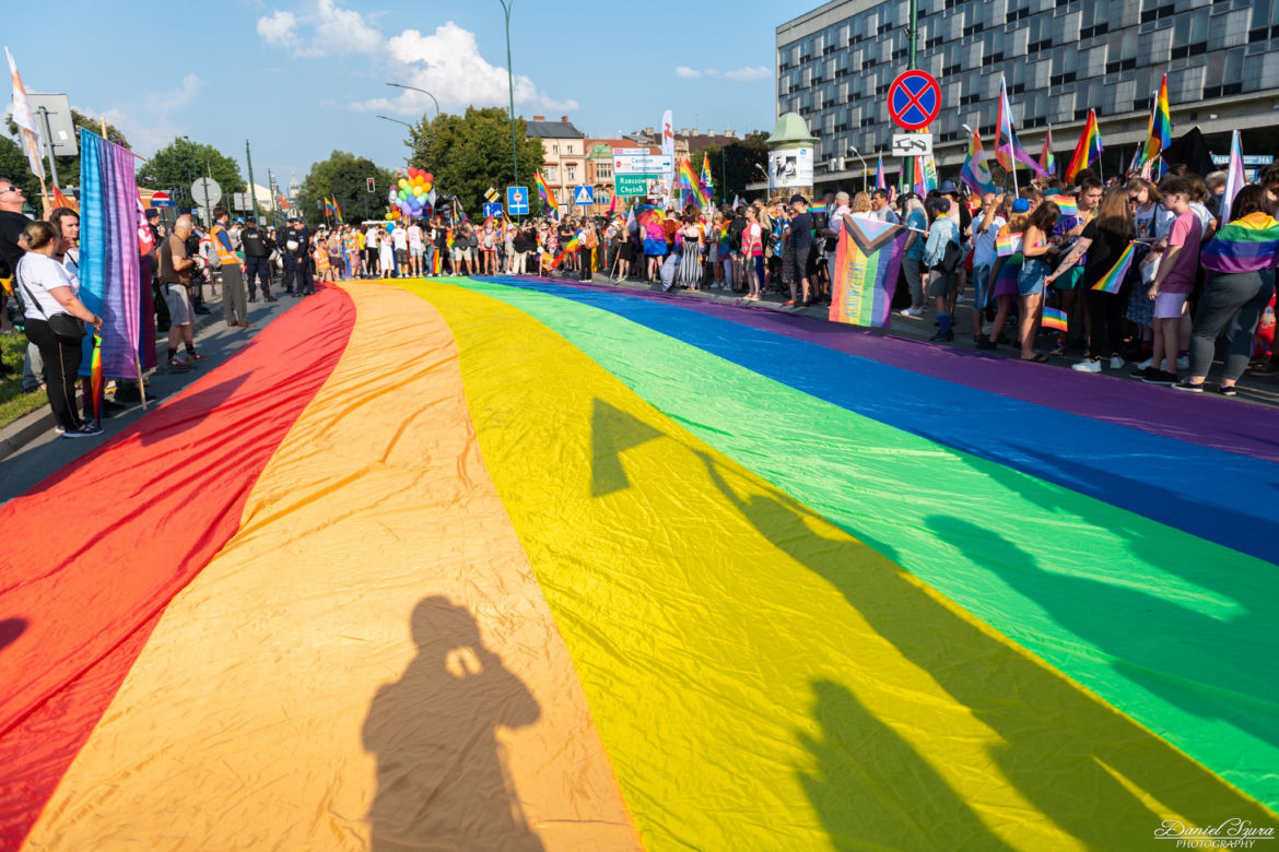 Marsz Równości w Krakowie - tłumy na wydarzeniu pod hasłem "Zaczerpnąć tchu".
