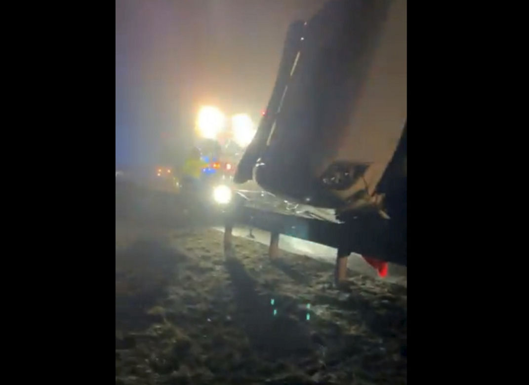 Dwie ciężarówki zderzyły się we mgle na autostradzie A1. Droga zablokowana