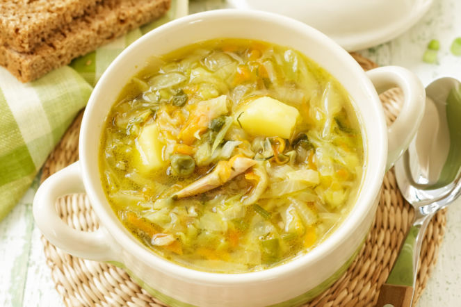 Zupa z młodej kapusty jakiej nie znasz! Ten jeden składnik sprawia, że jest kremowa i obłędnie pyszna