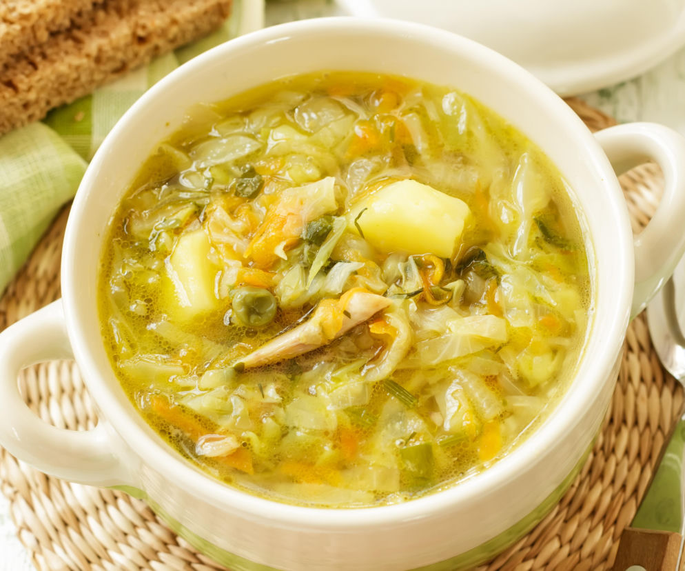 Zupa z młodej kapusty jakiej nie znasz! Ten jeden składnik sprawia, że jest kremowa i obłędnie pyszna