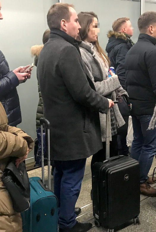 Tak całuje wiceminister Andruszkiewicz na dworcu