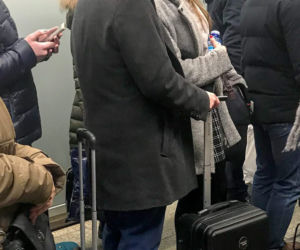 Tak całuje wiceminister Andruszkiewicz na dworcu
