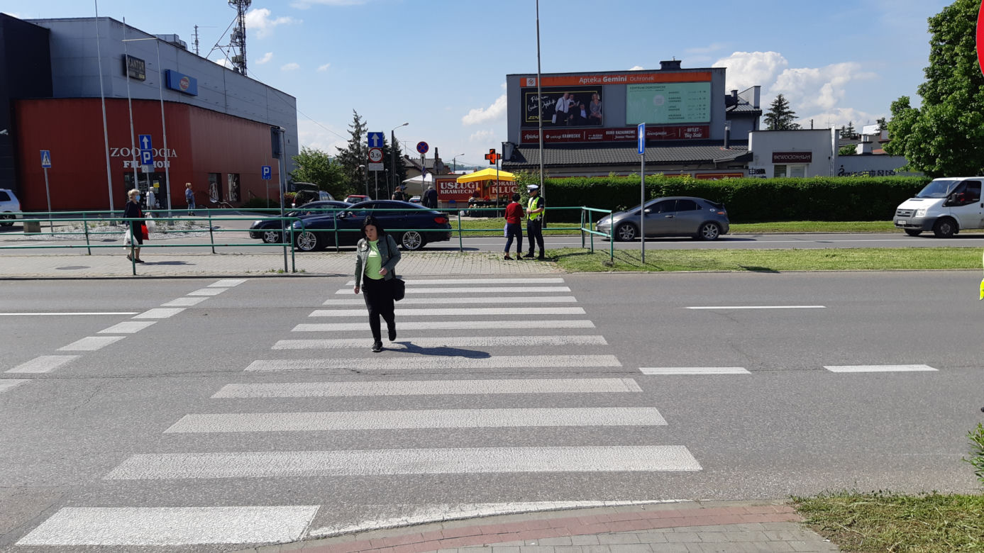 Mandat za używanie komórki na pasach. Akcja tarnowskiej policji. Zobacz zdjęcia!