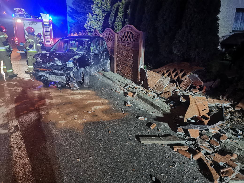 Z impetem uderzyła i "skosiła" betonowe ogrodzenie. 18-latka prawo jazdy miała zaledwie od kilku miesięcy 