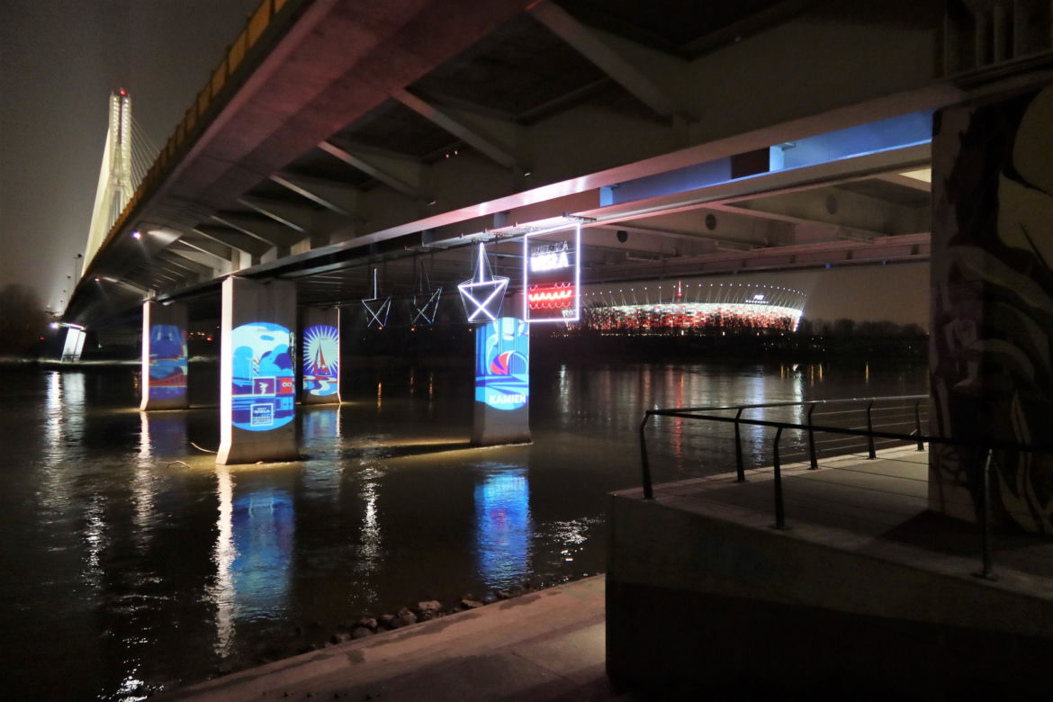 Nowa iluminacja nad Wisłą. Artystka od plakatu z ośmioma gwiazdkami powraca!