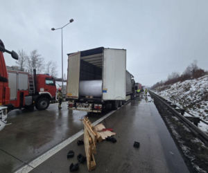 Potężne zderzenie na A4. Trzy ciężarówki rozbite, jedna spłonęła doszczętnie