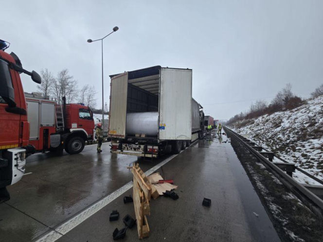 Potężne zderzenie na A4. Trzy ciężarówki rozbite, jedna spłonęła doszczętnie