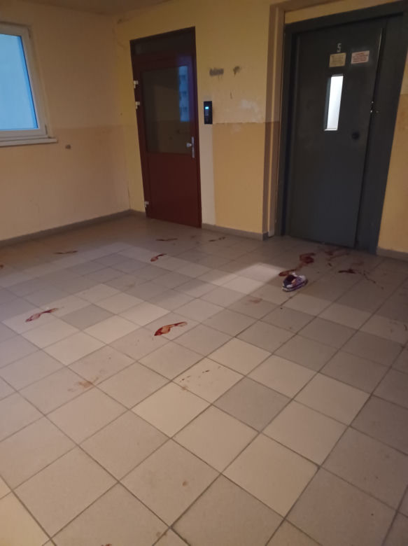 30-latek gołymi rekami rozbijał szyby na osiedlu w Bielsku-Białej. Klatka schodowa wygląda jak po rzezi