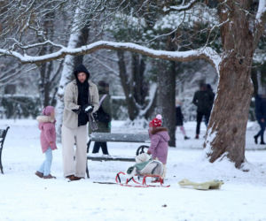 Maciej Pela zabrał córeczki na sanki
