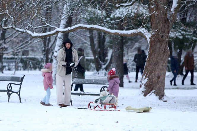 Maciej Pela zabrał córeczki na sanki