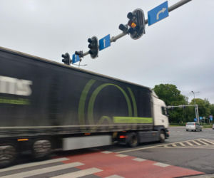 Nie działa sygnalizacja świetlna na Jana Pawła na DK12 w Lesznie. Zawinił kierowca