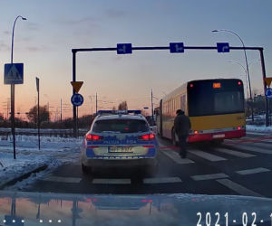 Policyjnym radiowozem POTRĄCIŁ PIESZEGO na pasach. Nie skończy się tylko na pouczeniu?