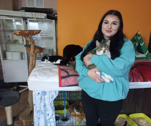 Kociarnia w Lesznie szykuje się do zimy. Potrzebny opał i karma