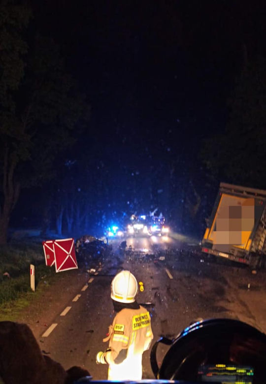 Ujazdówek. Przerażające ZDJĘCIA z wypadku na DK nr 60! Nie żyje kierowca citroena, który uderzył w volvo