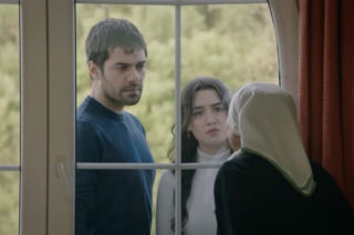 Wichrowe wzgórze: Babcia Zümrüt podsłuchuje plan rozwodu! Rodzinny skandal wisi w powietrzu