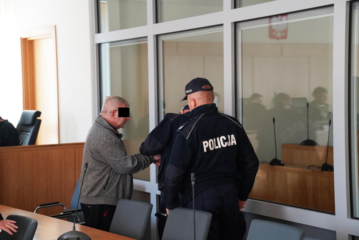 Ksiądz Mirosław porąbał siekierą i podpalił starego znajomego?! W sądzie szok: "mam dziecko"