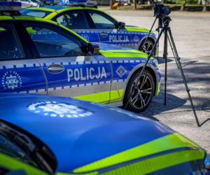„Bestie” na świętokrzyskich drogach! Policja odbiera nowe BMW M340i xDrive i laserową broń na piratów