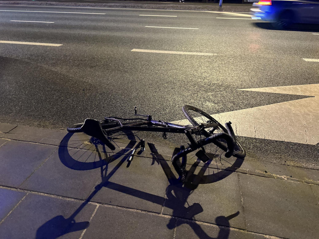 Dramat na drodze. Rozpędzone auto zmiotło rowerzystę z jezdni. Cyklista przeleciał kilkanaście metrów w powietrzu