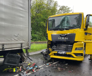 Zderzenie dwóch tirów i osobówki. Poważny wypadek na DK12 w Krzemieniewie