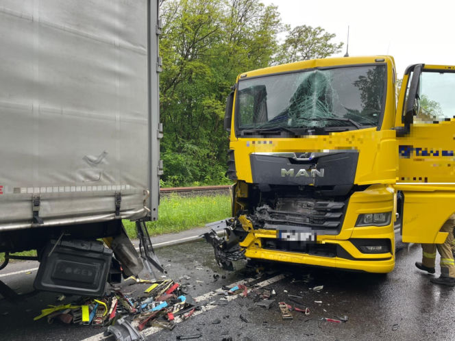 Zderzenie dwóch tirów i osobówki. Poważny wypadek na DK12 w Krzemieniewie