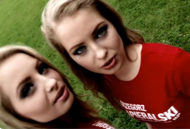 Piękne bliźniaczki zaśpiewały "100 lat" Kaczyńskiemu. Później rozebrały się dla panów