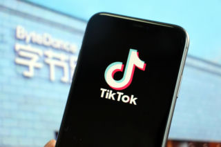 Jak TikTok pokazuje Chiny? Raport NASK wskazuje na różnice w rekomendowaniu treści