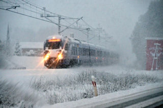 Pociąg do Gdyni zepsuł się w zamieci śnieżnej. Pasażerowie uwięzieni w wagonach