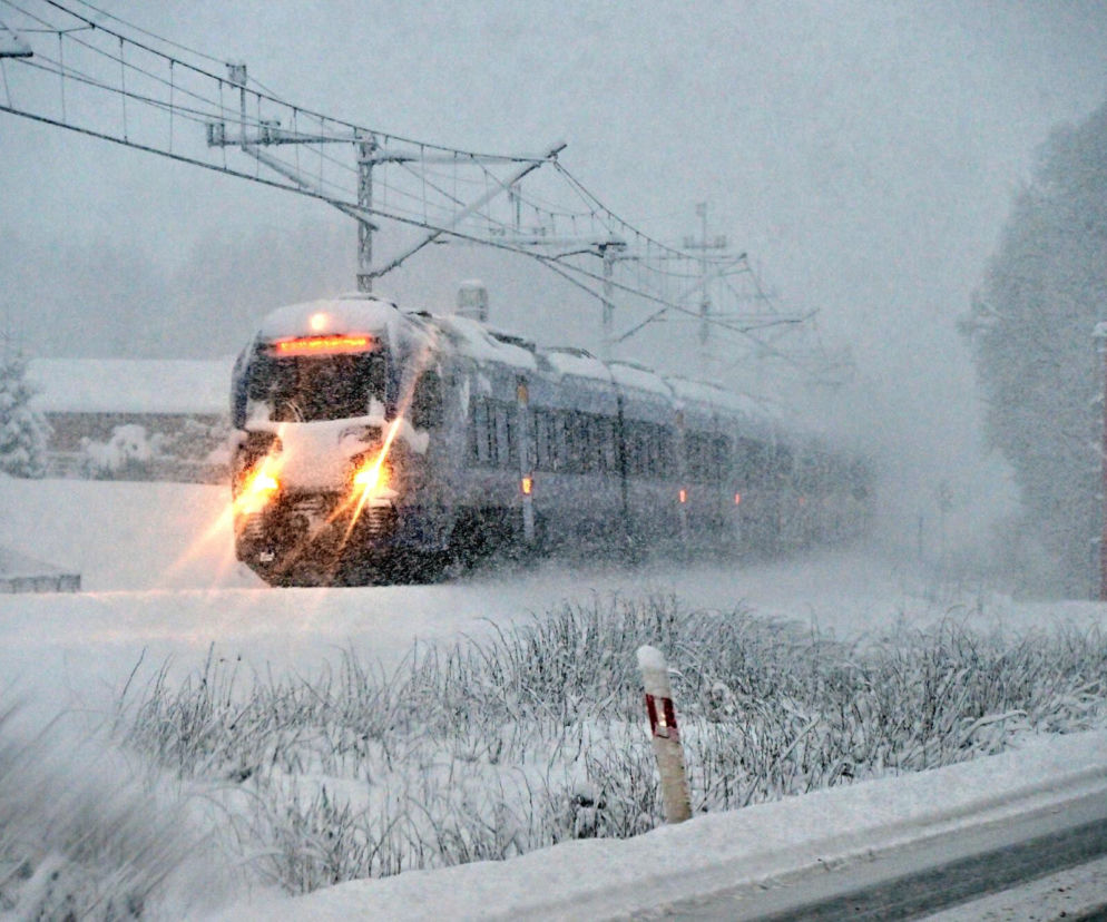 Pociąg do Gdyni zepsuł się w zamieci śnieżnej. Pasażerowie uwięzieni w wagonach