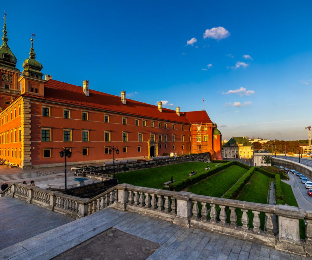 Zamek Królewski w Warszawie w świetle zachodzącego słońca. O historii jego odbudowy przeczytasz w serwisie Architektura.