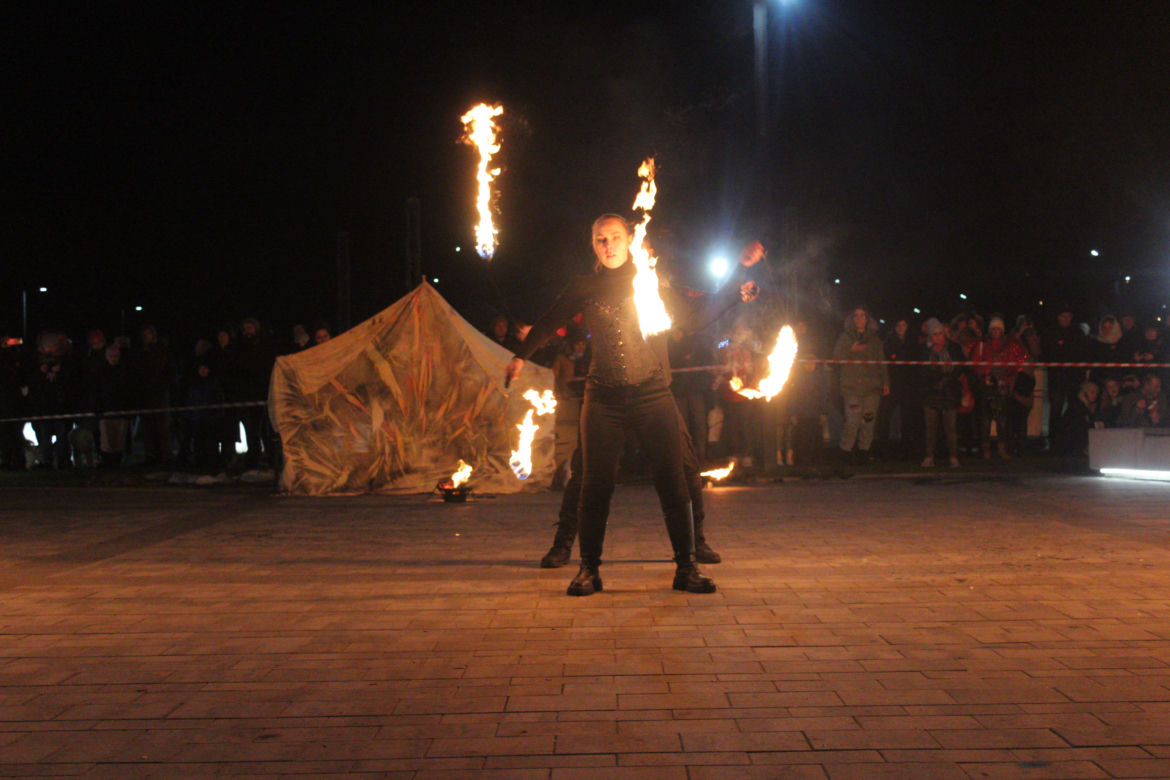 WOŚP 2023 w Krakowie: Fire Show w Nowej Hucie w wykonaniu grupy Spontan Fire