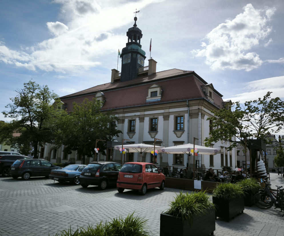 Prywatne sprawy w godzinach urzędowania? Burmistrz o „wypadach” urzędników na miasto