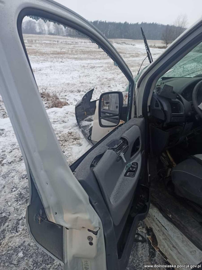 Roztrzaskał dostawczaka na drzewie. Gdy policjanci zajrzeli do bagażnika, zamarli