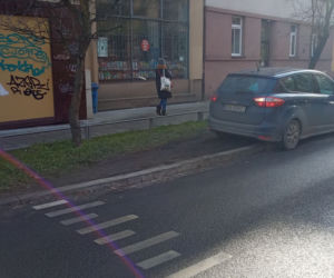 Absurd na ul. Kronikarza Galla. Drogowcy postawili barierki od strony... chodnika!