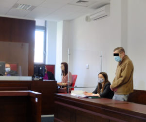 Chciał zabić siostrę siekierą