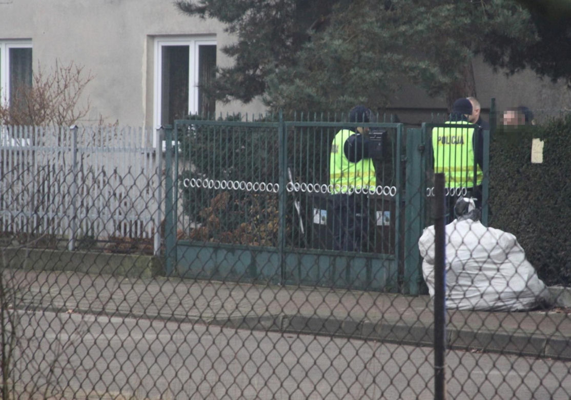 Sąsiedzi usłyszeli strzał, ciało kobiety leżało przy bramie. Nie żyje żona byłego policjanta