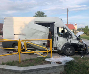 Wypadek w Knyszynie. Zderzenie dwóch busów zablokowało skrzyżowanie [ZDJĘCIA]