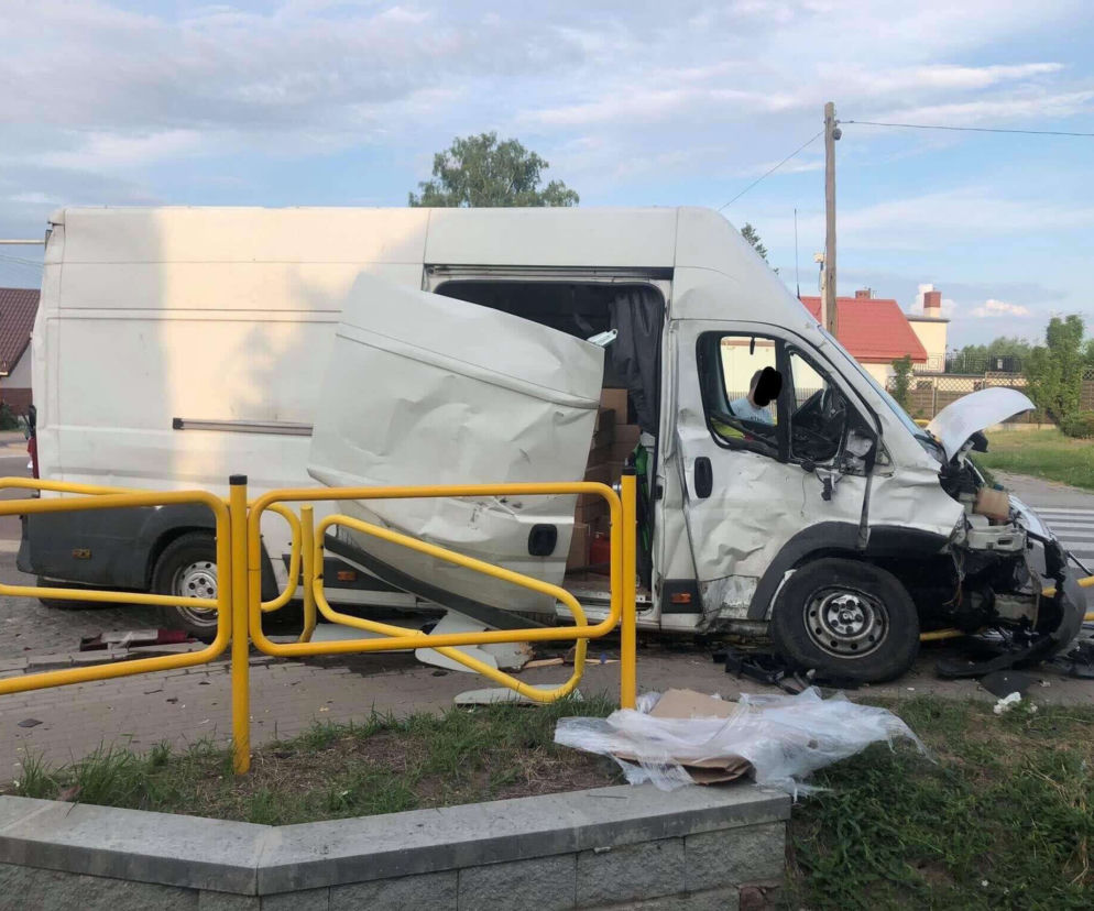 Wypadek w Knyszynie. Zderzenie dwóch busów zablokowało skrzyżowanie [ZDJĘCIA]