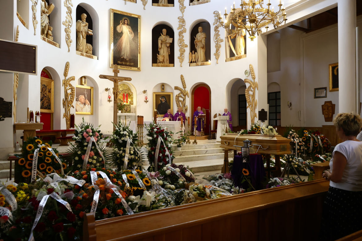 Matka zginęła w katastrofie autokaru w Chorwacji. Jej syn powiesił się z żalu. Spoczną w jednym grobie