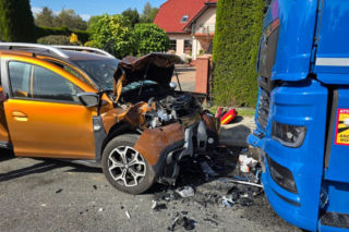 Groźny wypadek w Jurkowie. Czołowe zderzenie z ciężarówką, lądował LPR