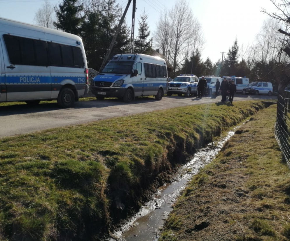 Cieszanowice. 28-latka postawiła na nogi policję. O włos od tragedii