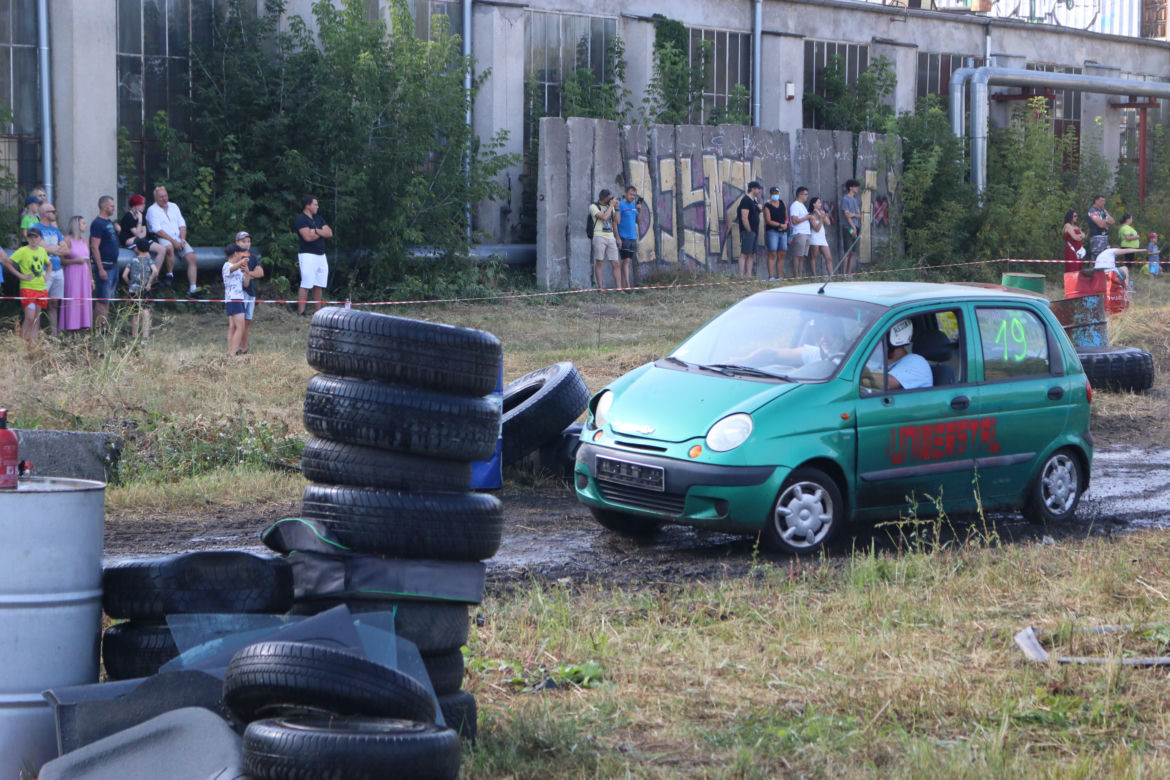 Charytatywny Wrak Race. Andrzej z Plutycz i Adam Kraśko zbierali pieniądze dla chorej Dominiki