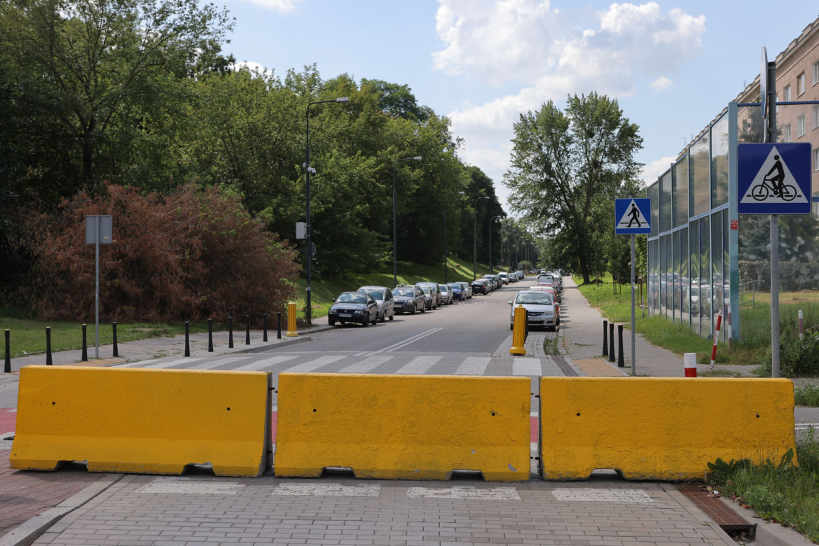Zamknęli zjazd na osiedle. Mieszkańcy są wściekli