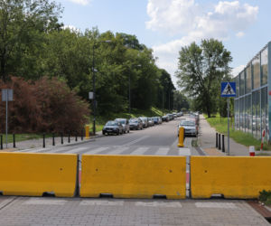 Zamknęli zjazd na osiedle. Mieszkańcy są wściekli