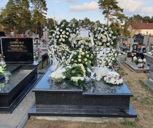 Morze białych kwiatów na grobie maleńkiej Hani
