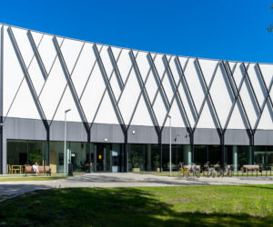 Białystok. Biblioteka Uniwersytecka im. Jerzego Giedrojcia ma nową siedzibę [ZDJĘCIA]