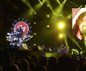Dave Grohl wspomina swój słynny wypadek na scenie. To chyba mój ulubiony występ Foo Fighters