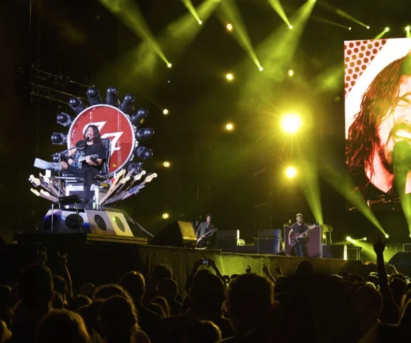 Dave Grohl wspomina swój słynny wypadek na scenie. To chyba mój ulubiony występ Foo Fighters