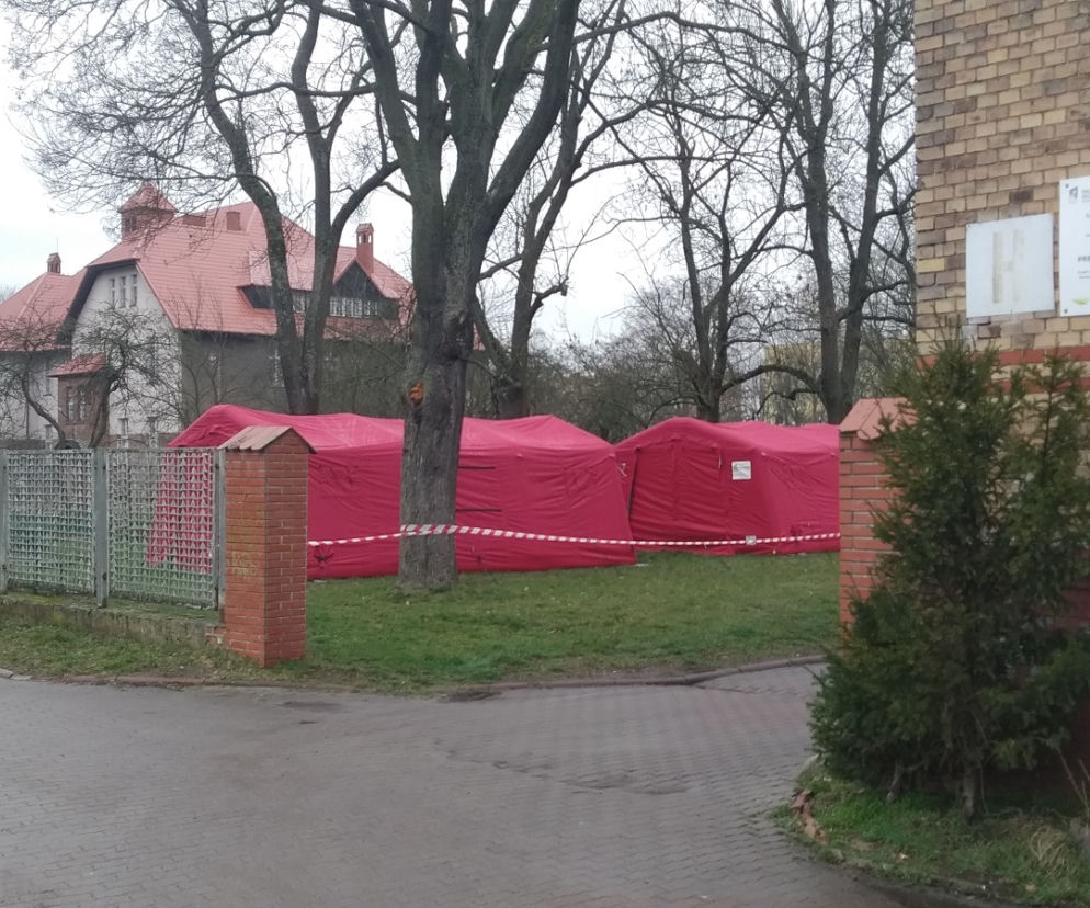 Namioty przy szpitalu przy ulicy Walczaka