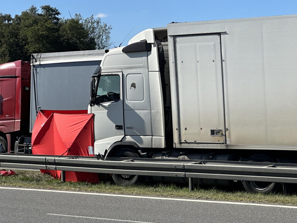 Tragiczny wypadek na S8. Kierowca TIR-a uderzył w barierki. Mężczyzna nie żyje